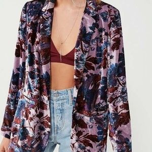 🏙URBAN OUTFITTERS🏙 VELVET BLAZER